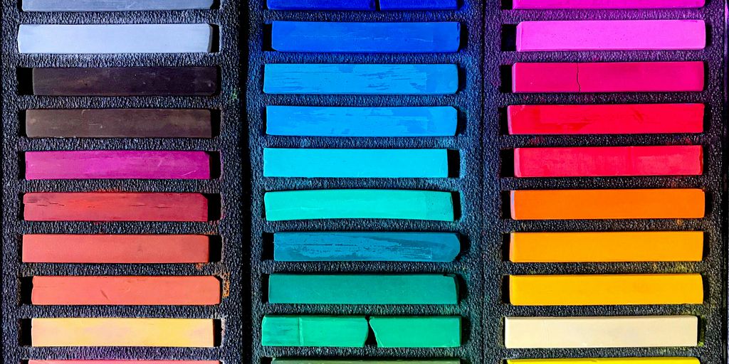 a box filled with lots of different colored crayons