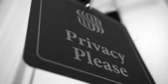 a black and white photo of a sign that says privacy please