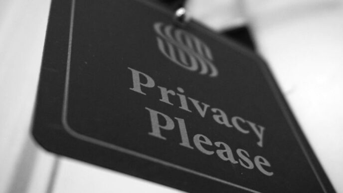 a black and white photo of a sign that says privacy please