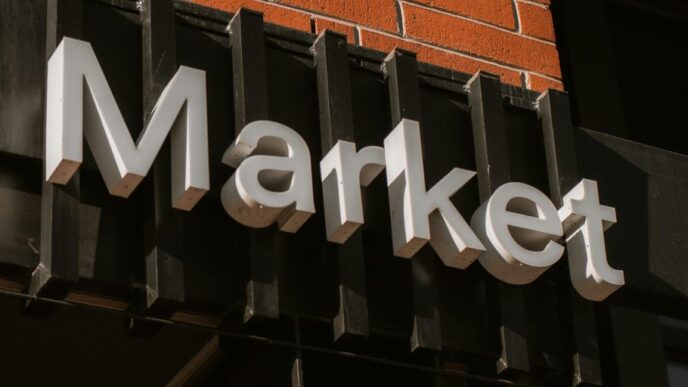 a sign on the side of a building that says market