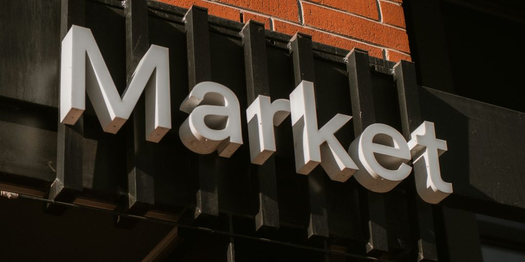 a sign on the side of a building that says market