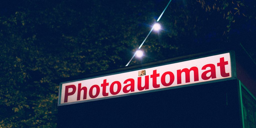 red photoutomat signage
