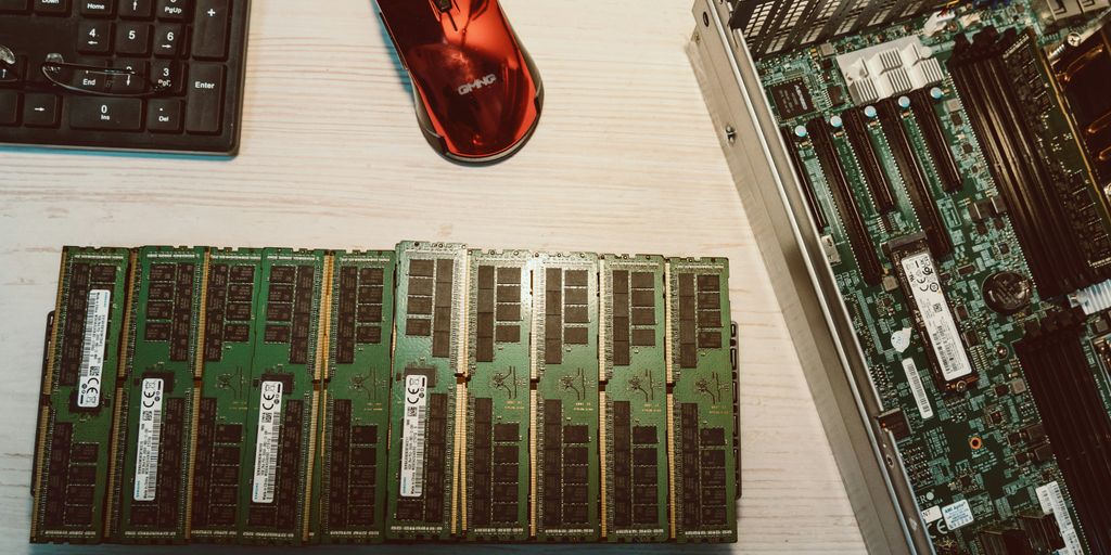 Ram modules and computer components are displayed.