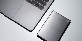 black iphone 7 on macbook