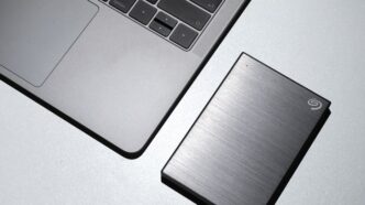 black iphone 7 on macbook