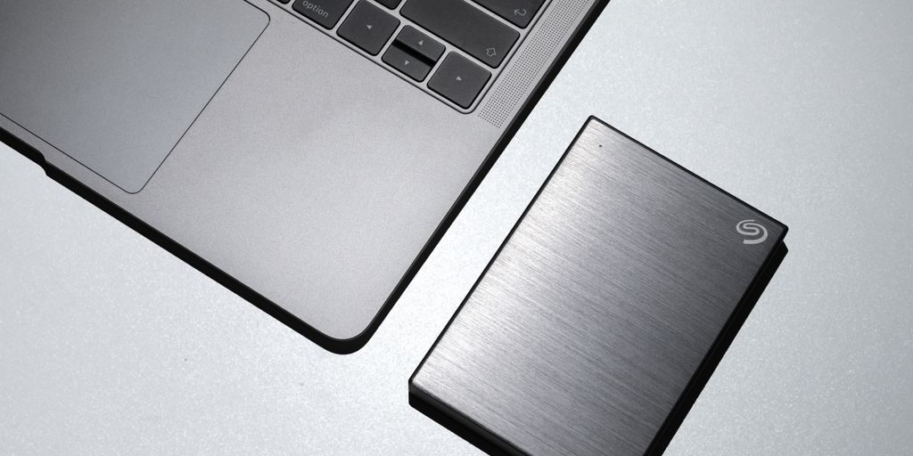 black iphone 7 on macbook