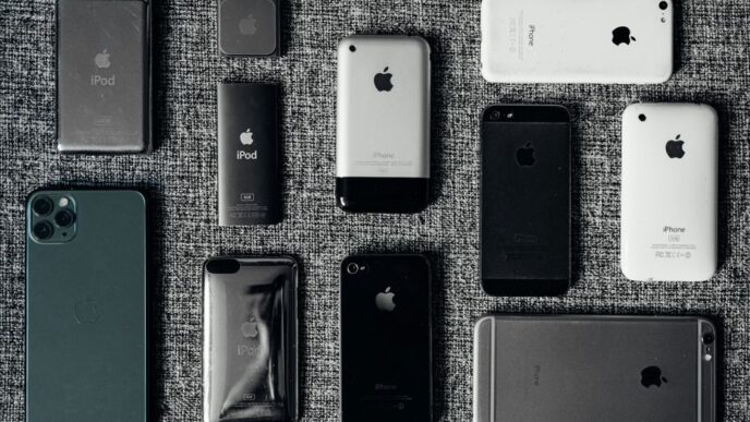 white iphone 5s and black iphone 5