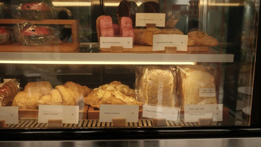 A bakery display case filled with lots of pastries
