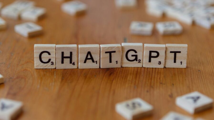 A wooden block spelling the word chat on a table