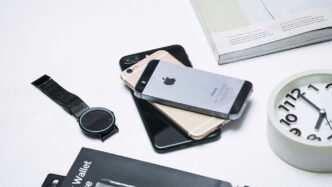 black and white samsung galaxys 7 edge