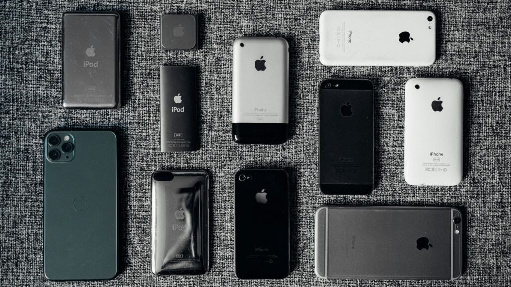 white iphone 5s and black iphone 5