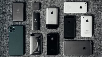 white iphone 5s and black iphone 5