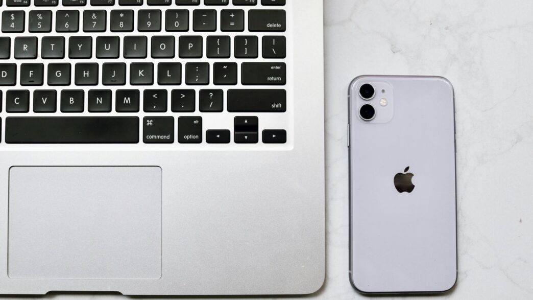 silver iphone 6 on macbook