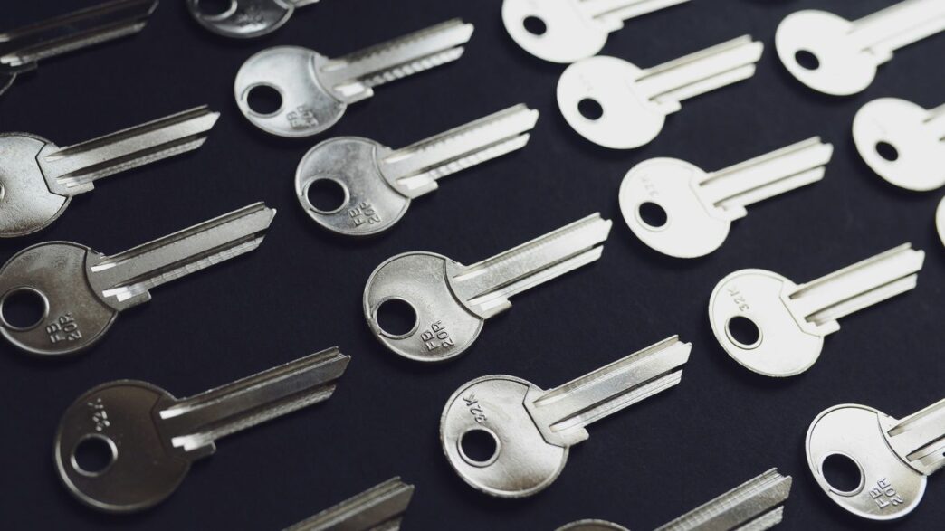 a bunch of keys sitting on top of a table