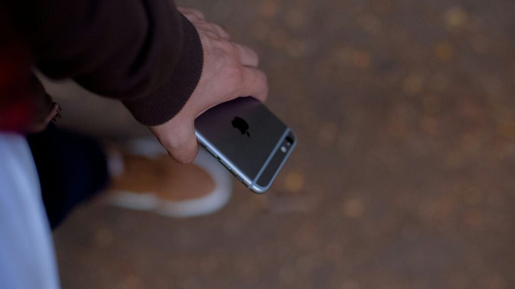 silver iPhone 6s Plus