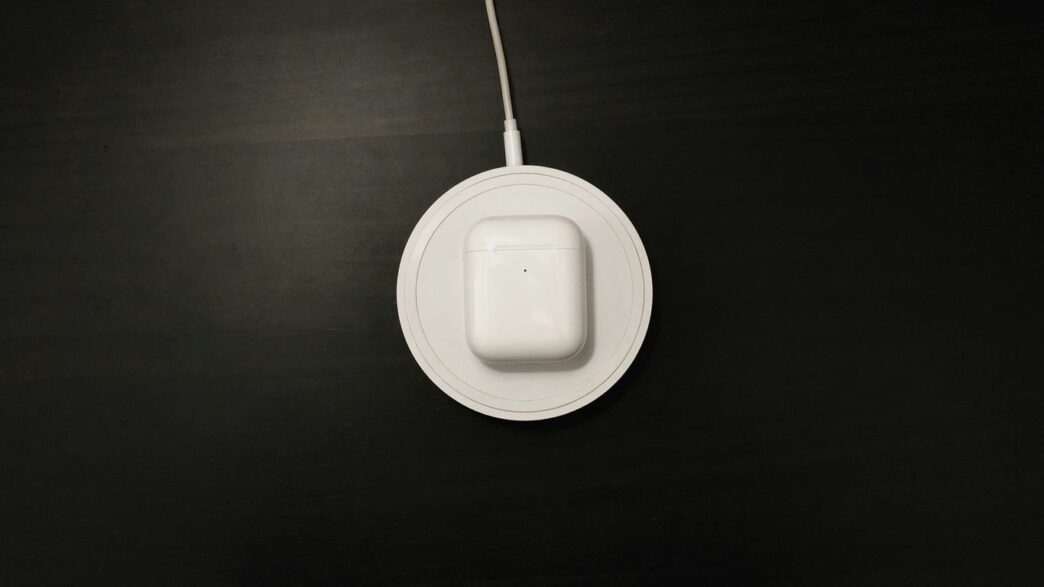 white plastic Airpod container