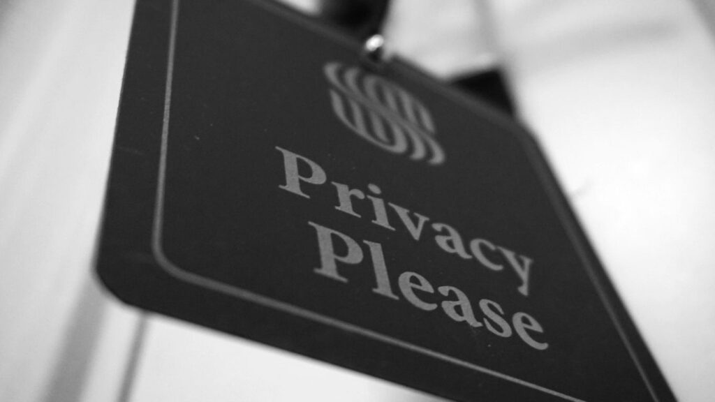 a black and white photo of a sign that says privacy please