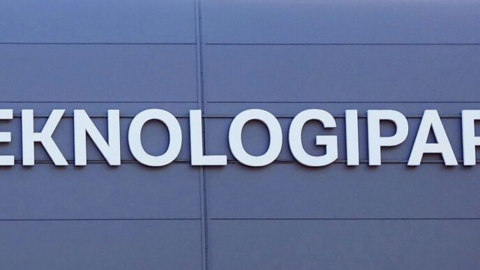a sign that reads teknologia park on a building