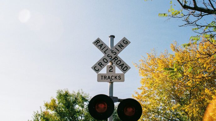 A traffic light with a railroad crossing sign on it