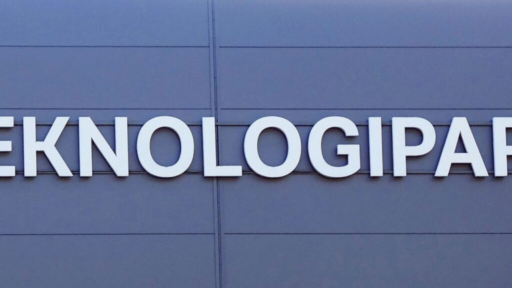 a sign that reads teknologia park on a building