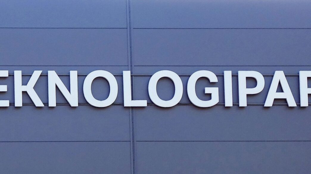 a sign that reads teknologia park on a building