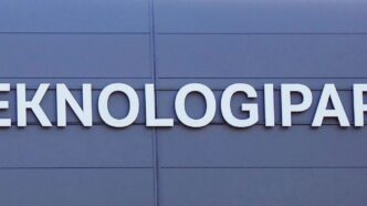 a sign that reads teknologia park on a building