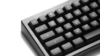 a black and white photo of a keyboard