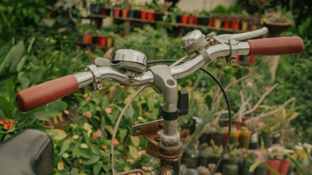 a close up of the handle bars of a bicycle