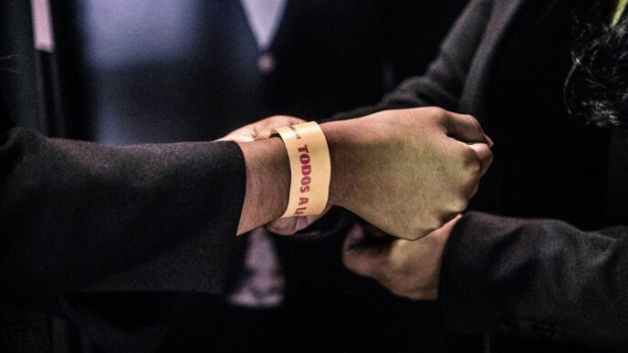 person wearing Todos bracelet