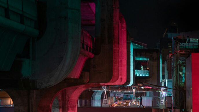 a city street filled with lots of traffic at night