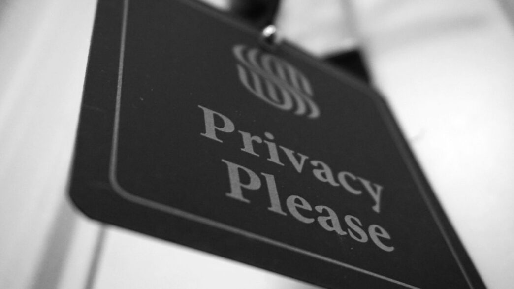 a black and white photo of a sign that says privacy please