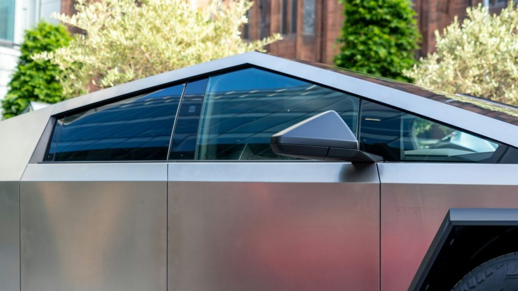 a car that is parked in front of a building