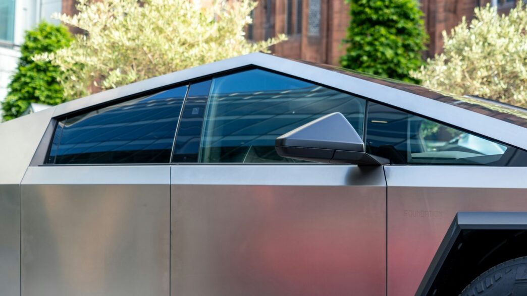 a car that is parked in front of a building