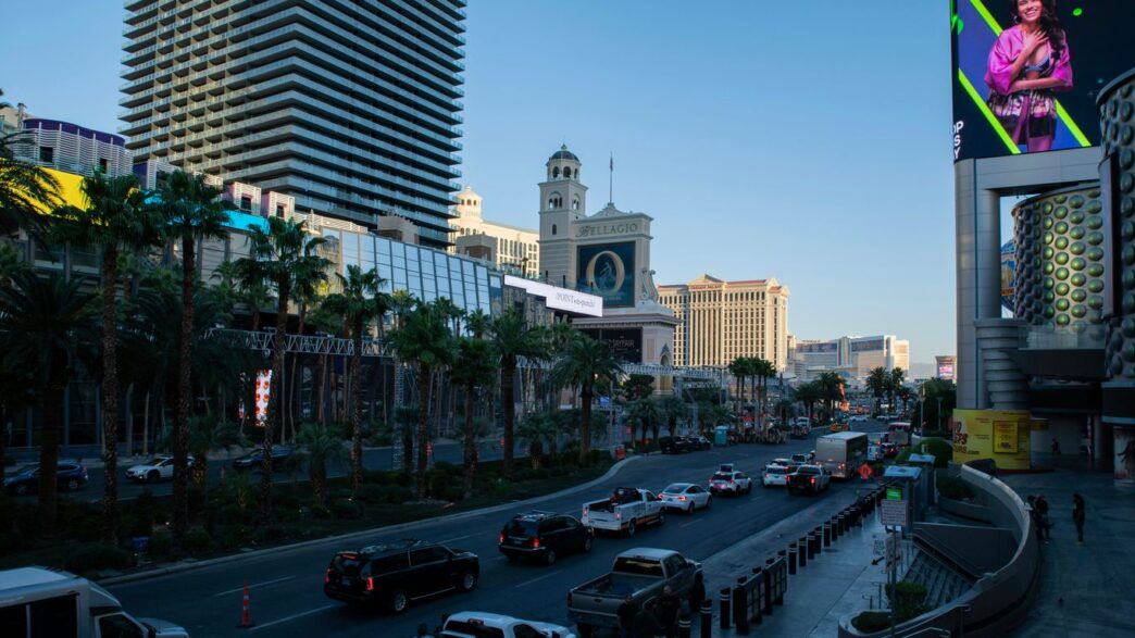 a busy city street filled with lots of traffic